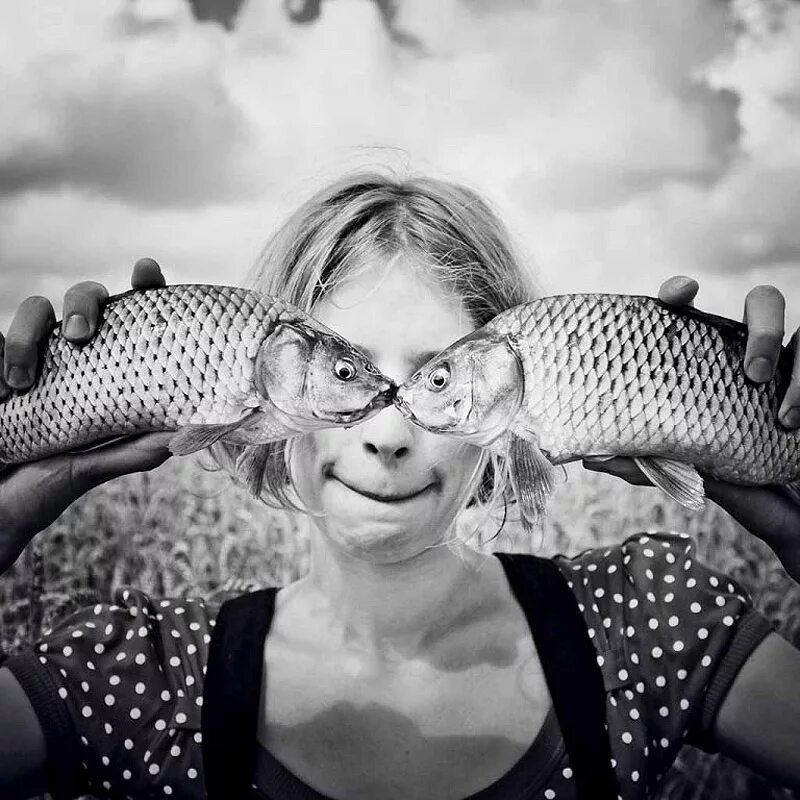 Странные фотосессии. Креативные фотографии. Фотосессия с рыбой. Фотосессия с рыбкой.