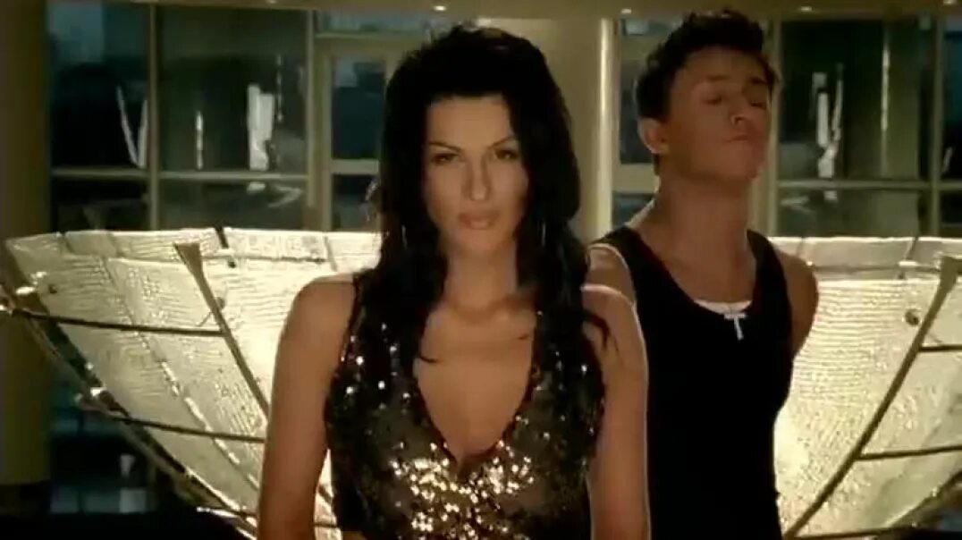 песня песня остается с человеком. любовь на всю жизнь. весна романтика. парень кружит девушку на руках. вдохновение любовь.