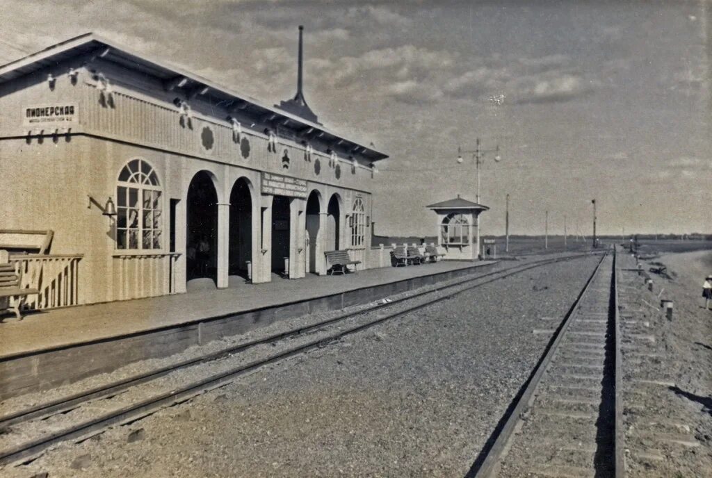 Станция ДЖД Оренбург. Станция Пионерская ДЖД. Оренбургская ДЖД 1953. Станция Пионерская детской железной дороги Оренбург.