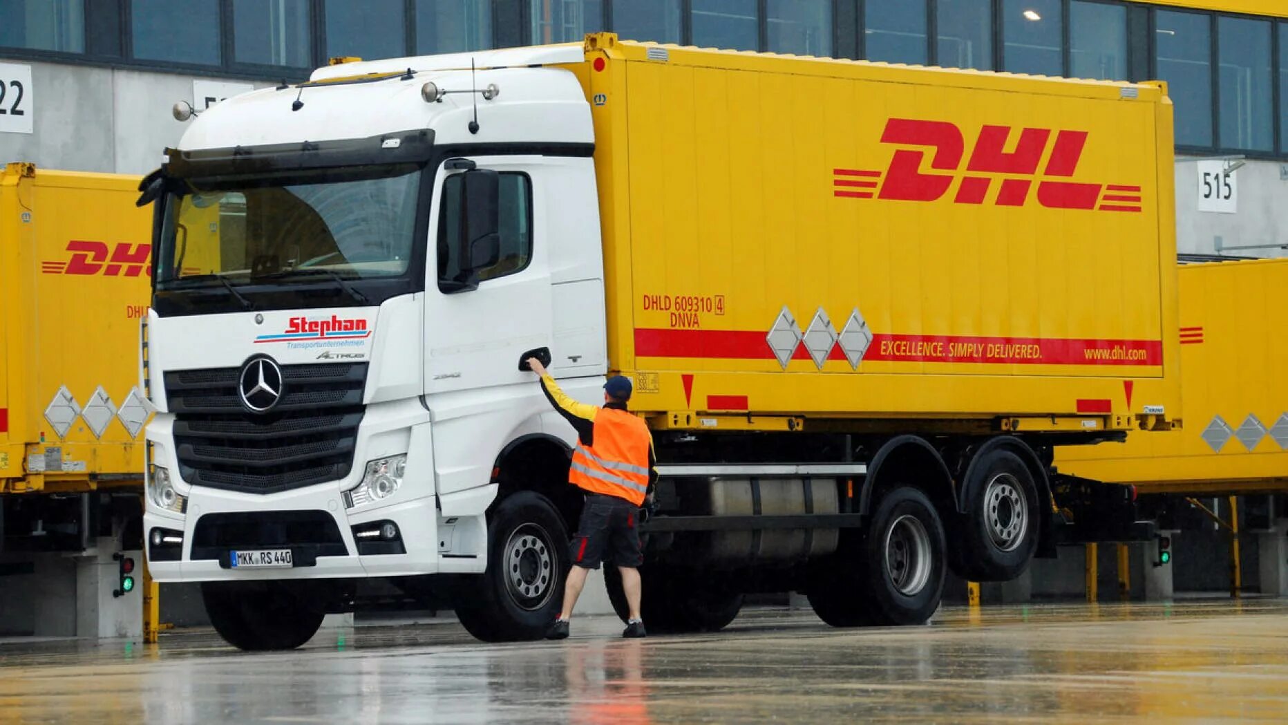 Водитель DHL. Мерседес DHL. DHL автопарк Европы. Европейские Грузовики DHL. Свежие водителя международника