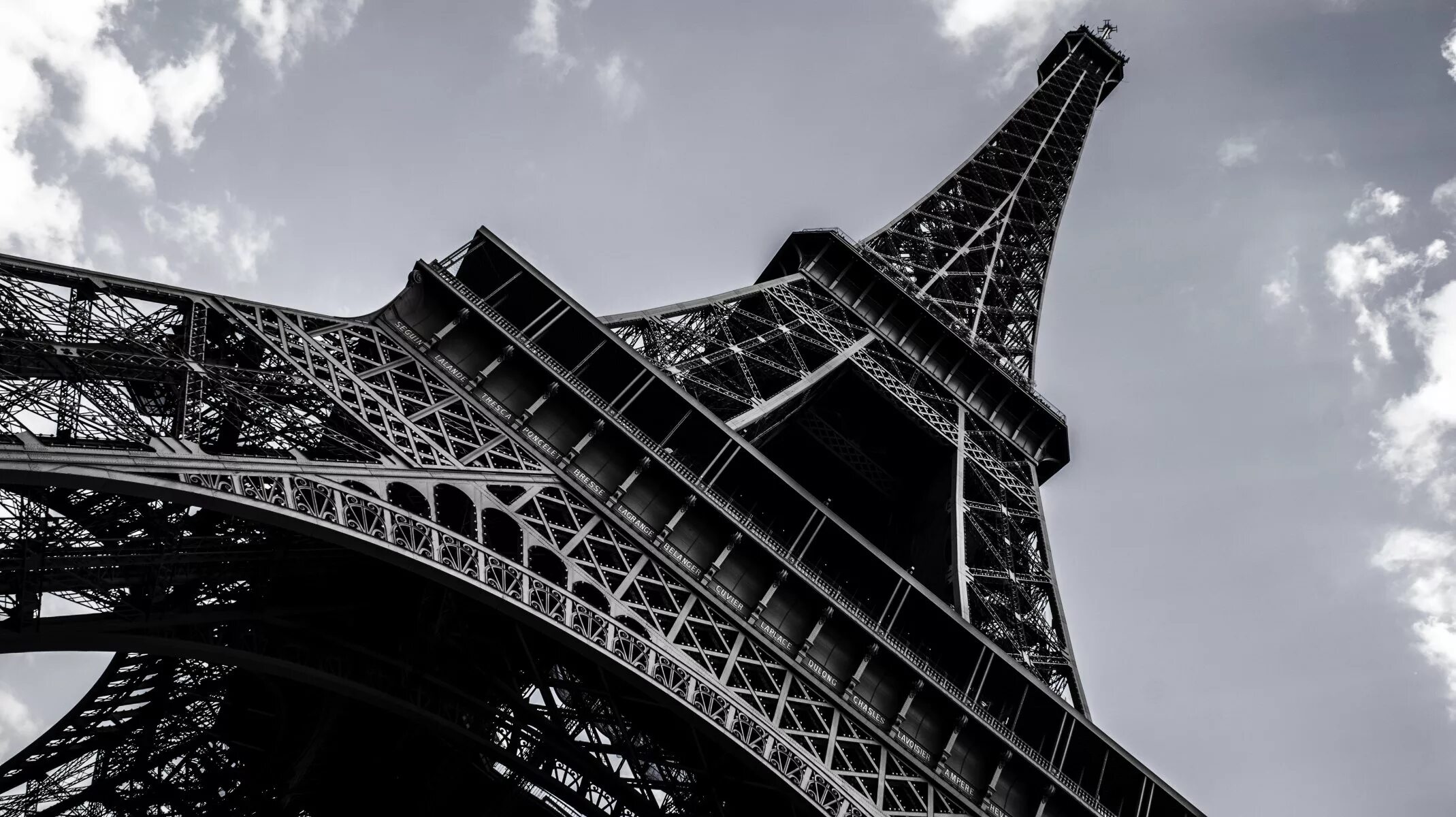 Высокие обои. Эйфелева башня (г. Париж). Эйфелева башня 4k. Эйфелева башня Архитектор. Эйфель Париж фон.