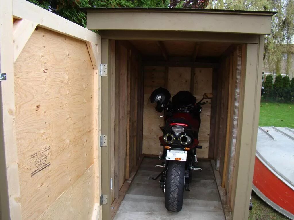 Где поставить мотоцикл. Гараж для мотоцикла. Мини гараж для мотоцикла. Гараж для мопеда. Маленький гараж для мотоцикла.