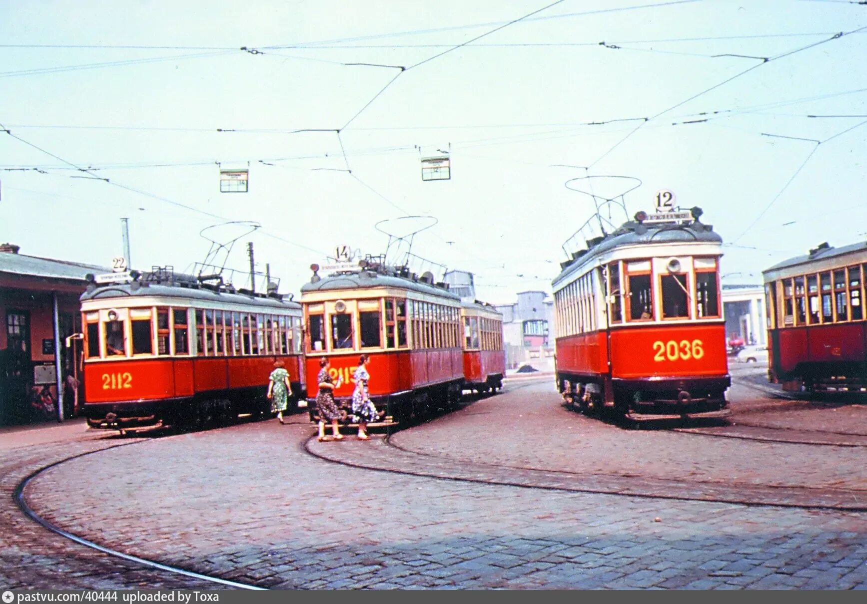 Мызы трамвай. Трамвай ссср москва. трамвай москва 1959. трамвай у метро алексеевская 1990-е. трамвайный круг метро университет.