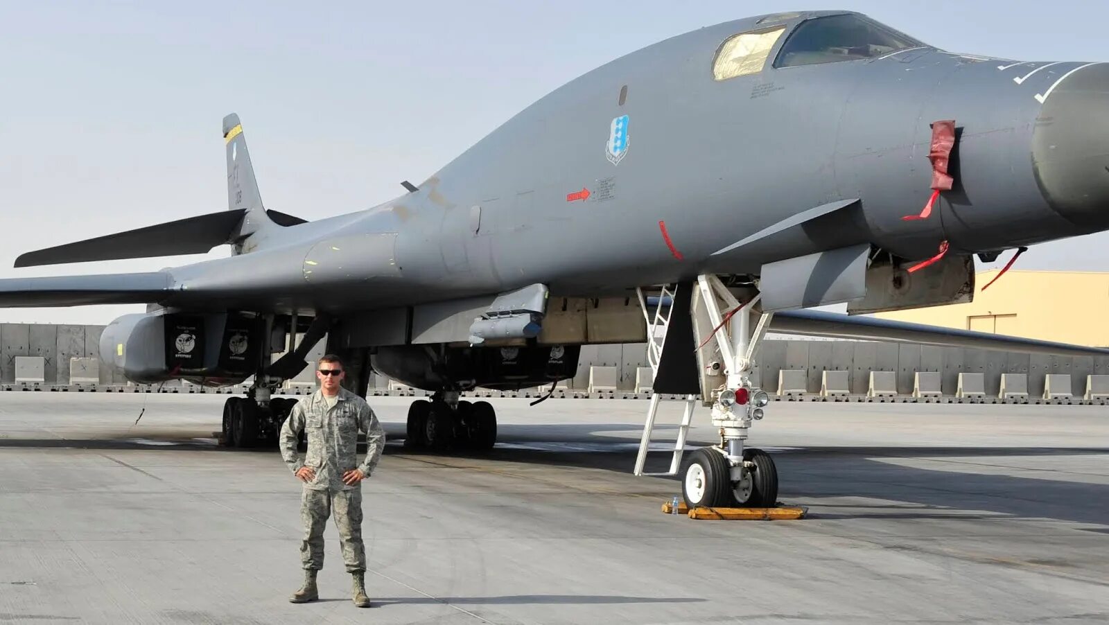 B1b бомбардировщик. Rockwell b-1 Lancer. Rockwell b-1 Lancer ВВС США. Rockwell b-1b Lancer. Б1 Лансер бомбардировщик.