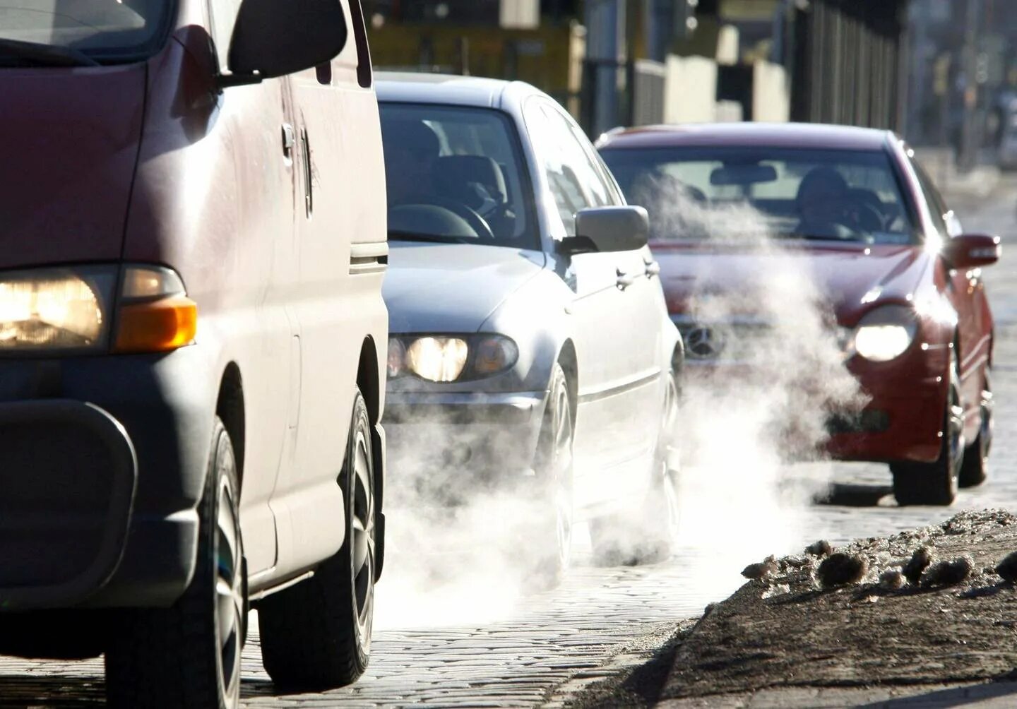 Воздух с улицы в машине. Выхлоп машины. Загрязнение воздуха машинами. Выхлопы от автомобилей. Машины загрязняют воздух.