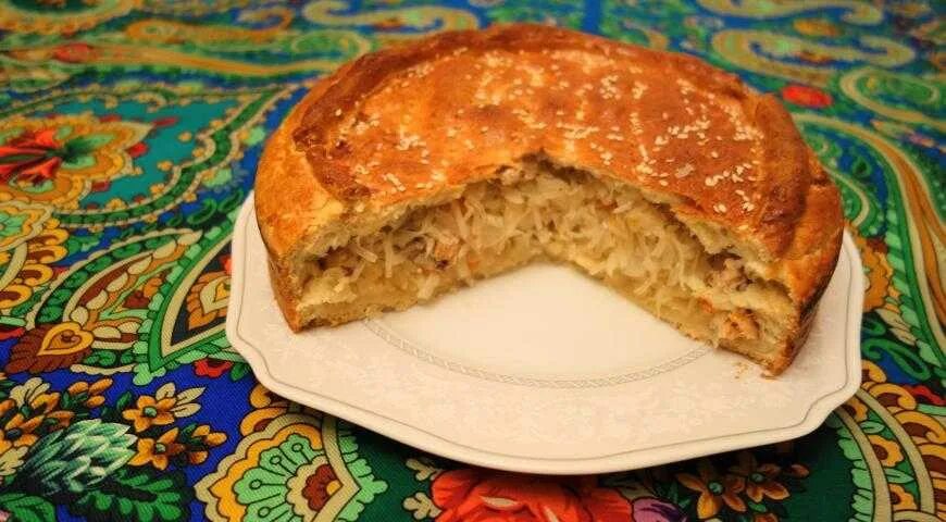 Рецепт пирога с квашеной. Пирог с квашеной капустой в духовке. пирог с капустой и консервой в духовке. пирог с капустой и рыбой в духовке. пирог с кислой капустой.