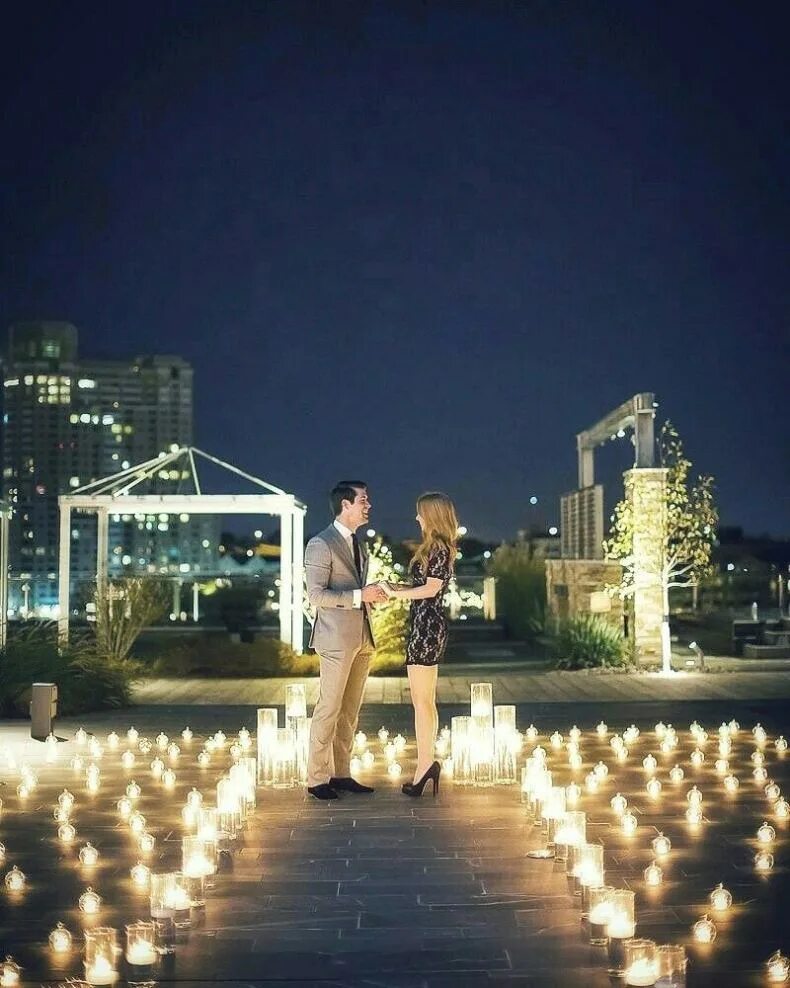 Встреча парня и девушки. Мужчина и женщина в кафе. Необычное свидание для парня. Романтический вечер для двоих. Свидание.