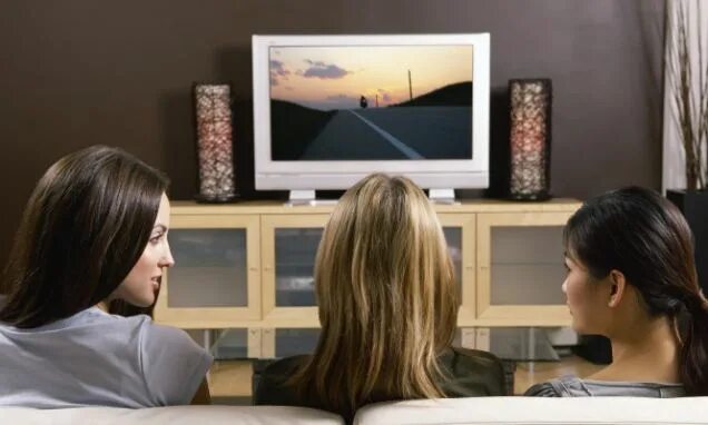 Телевизор. My sister is watching tv. Школьник у телевизора. Девушка перед телевизором. My sister is watching tv.