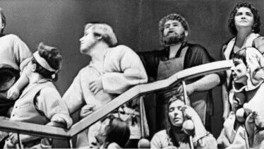 Пьеса мистерия буфф маяковский. Спектакль мейерхольда мистерия буфф 1918. Мистерия-буфф маяковский театр. Неаполитанцы спектакль буфф. Мистерия буфф театр мейерхольда.