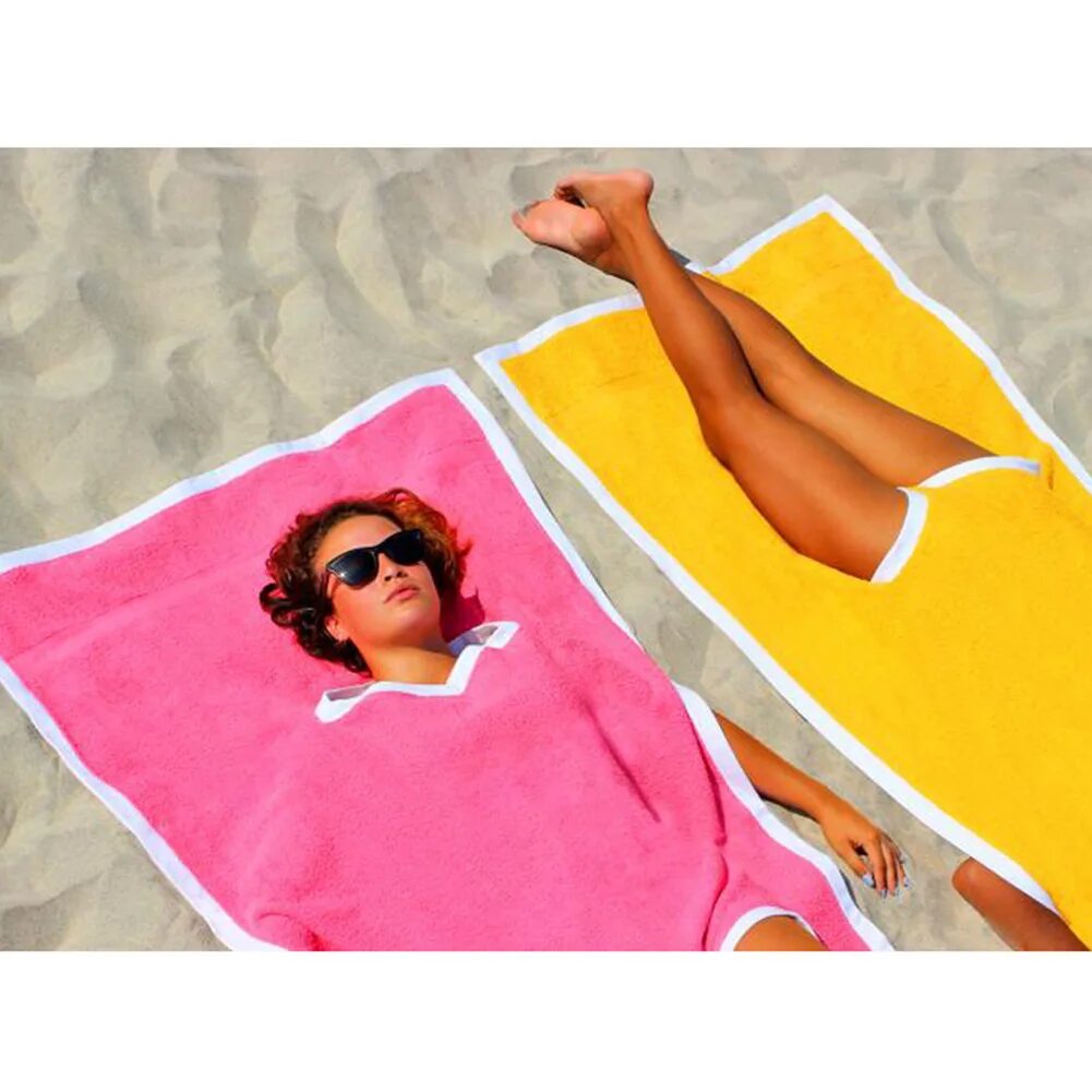 Пляжное полотенце. Полотенце на пляже. Вещи на пляже. Полотенце с прорезями для рук.