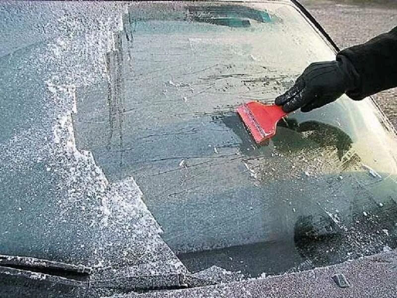 При сильных морозах на стеклах. Замерзшее стекло автомобиля. Лед на стекле автомобиля. Замерзшие стекла машины. Обледенелое стекло машины.