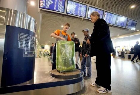 Замотать чемодан в аэропорту