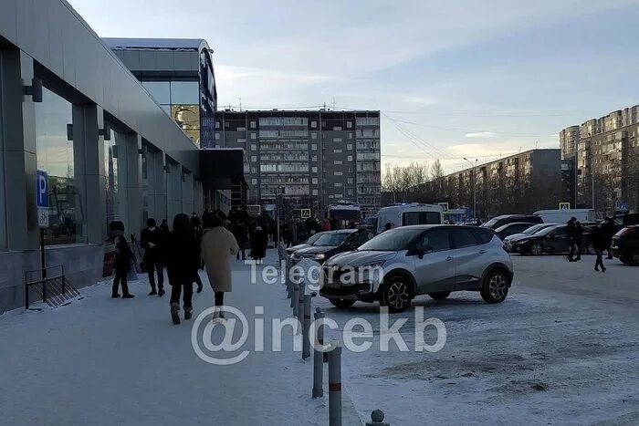 В орле прошел пикет за установку бюста сталина. 25 декабря екатеринбург. Екатеринбург декабрь. Екатеринбург декабрь. Эвакуация тц аркадия 2023.