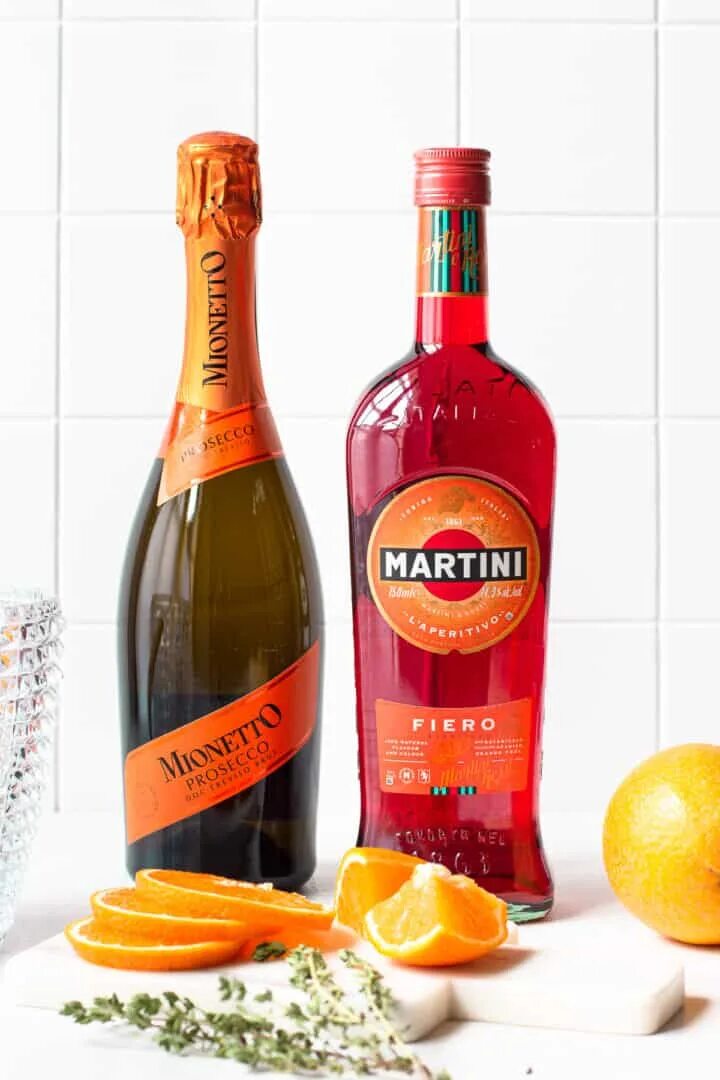 Апероль и мартини фиеро. Апероль шприц мартини fiero. Апероль фиеро. Апероль мартини. Мартини фиеро коктейль.
