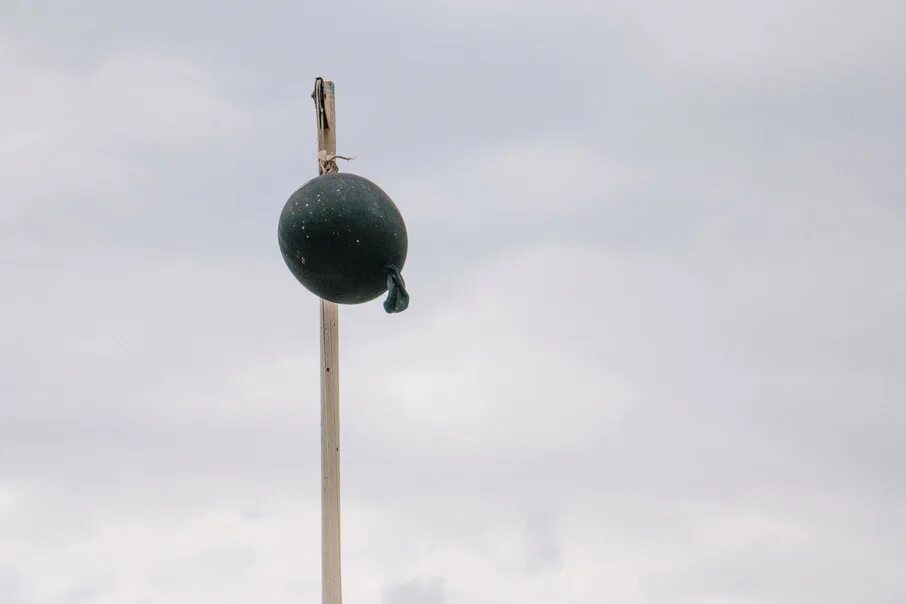 черный шар на судне. воздушные шары для фаната цска. сигнальные фигуры на мачтах. черный шар на пляже. судно на якоре мппсс.