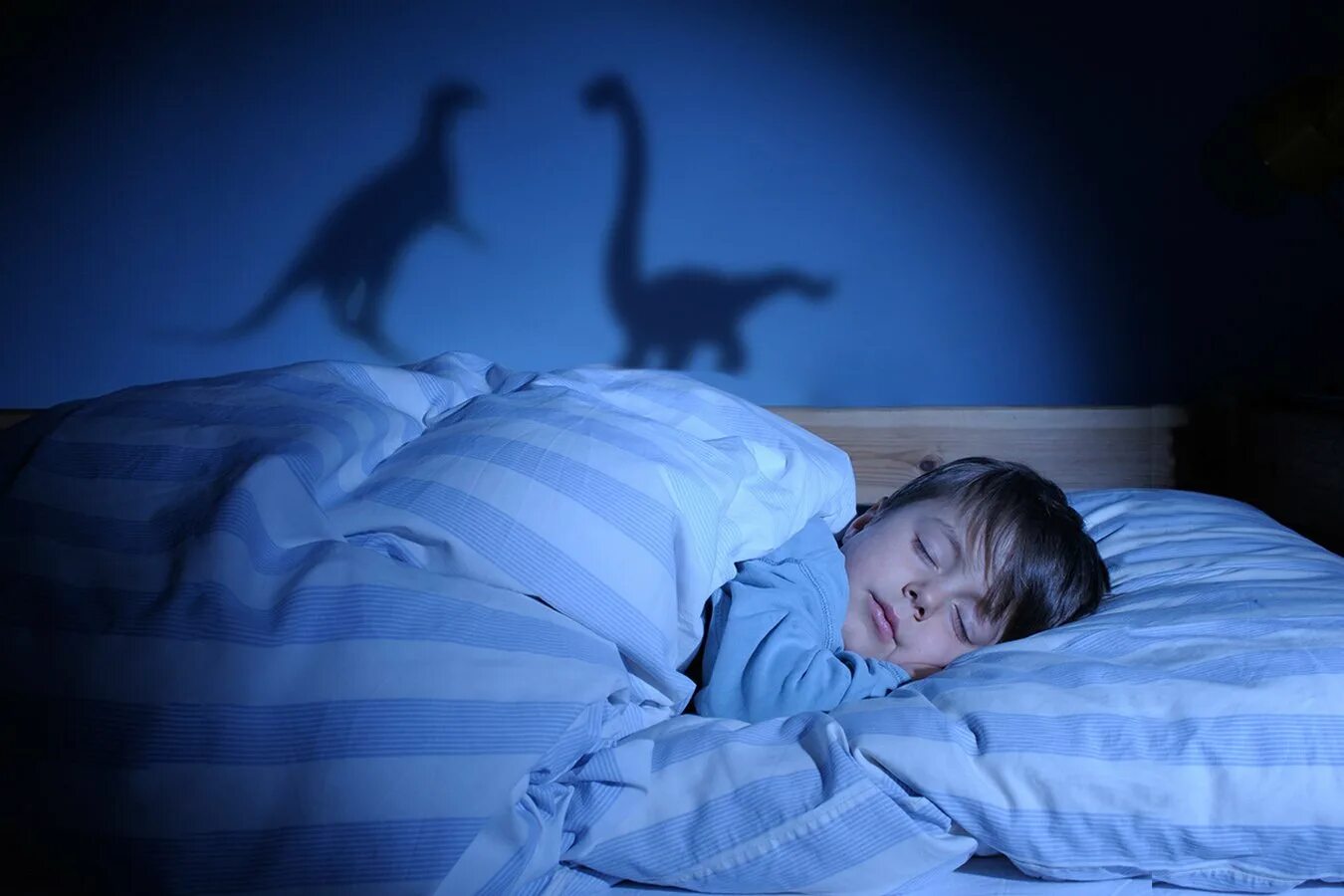 Go to bed картинка для детей. Мультяшка спит. Спящий человек мультяшный. Ребенок спит иллюстрация. Идти в кровать рисунок для детей.