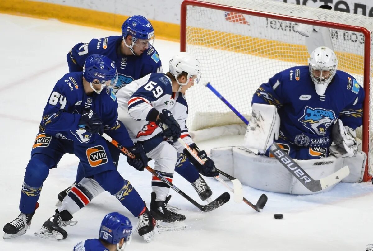 Барыс 20 горняк 20. Сборная румынии по хоккею с шайбой. Хк барыс белая форма. Томский хоккей торпедо. Два маленьких снежных барса.