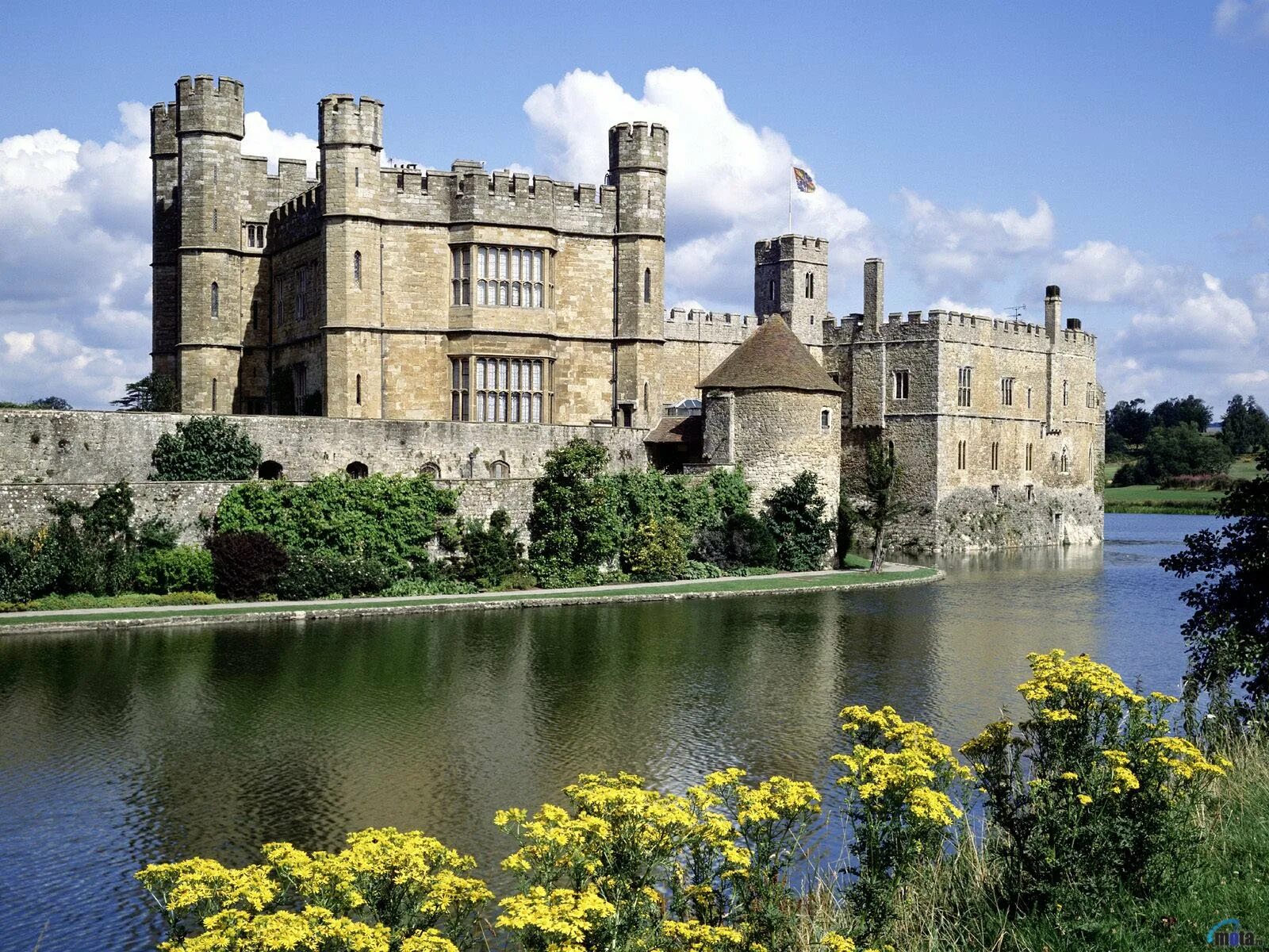 Замки британии. Замок Лидс (Leeds Castle). Замок Лидс в Кенте. Графство Кент Великобритания. Лидс Касл замок.