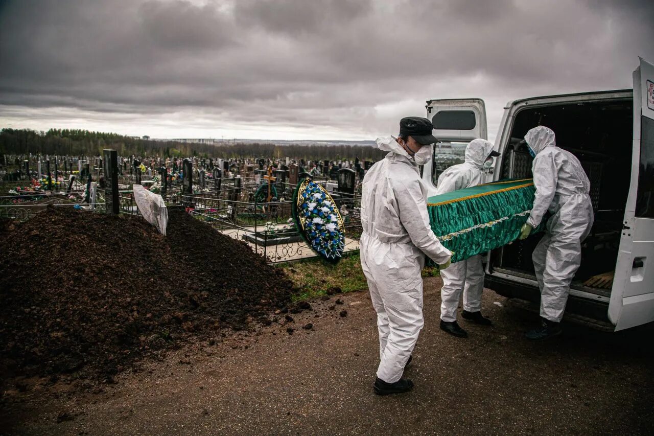Захоронение умершего на кладбище. Кладбище людей в России.