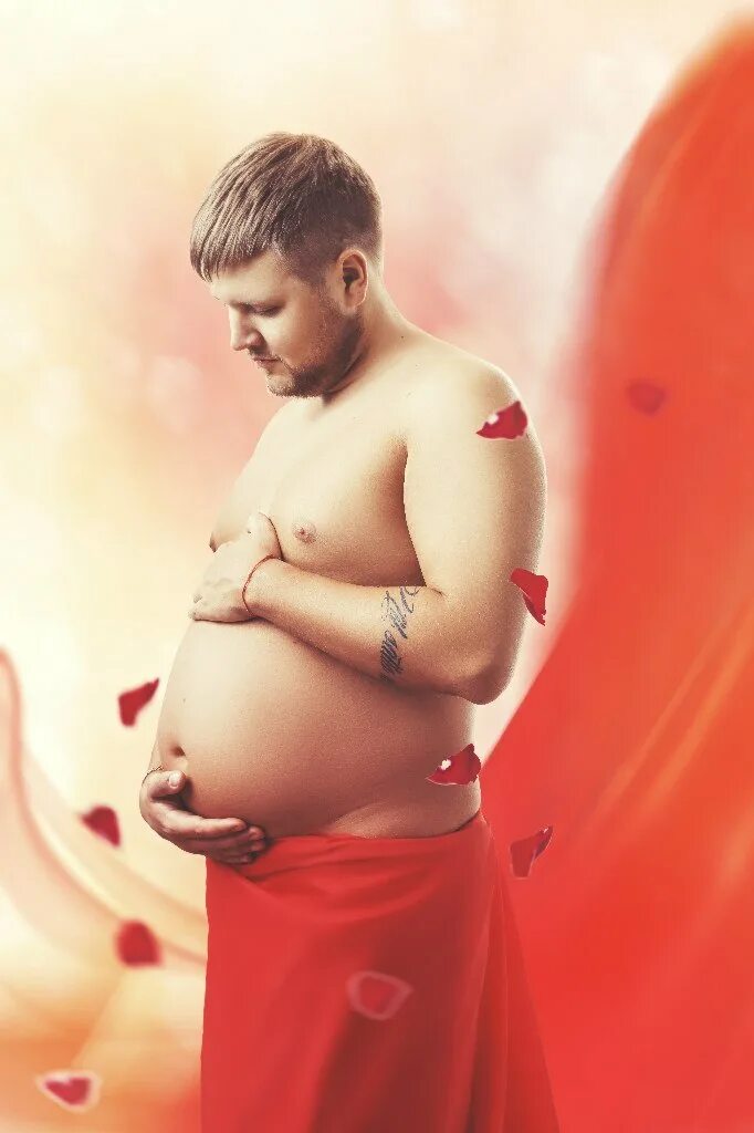 Фото беременный мальчик. Беременные мужчины. Беременный парень. Мужчины с пузиками.