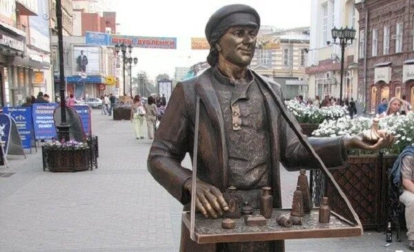 Памятник коробейнику в екатеринбурге. Скульптура коробейник в екатеринбурге. Короб коробейника. Коробейник екатеринбург. Купец торговец коробейник.