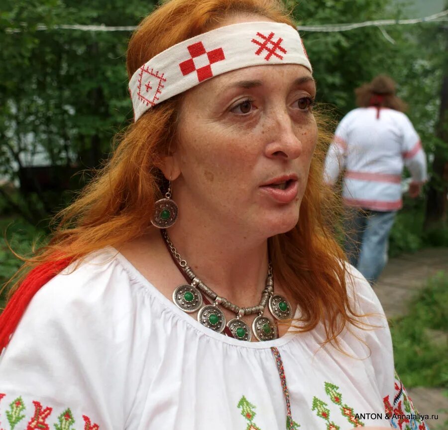 Жена шамана сейчас. Жена шамана. Shaman певец жена. Мартынова жена шамана. Белый шаман певец жена.