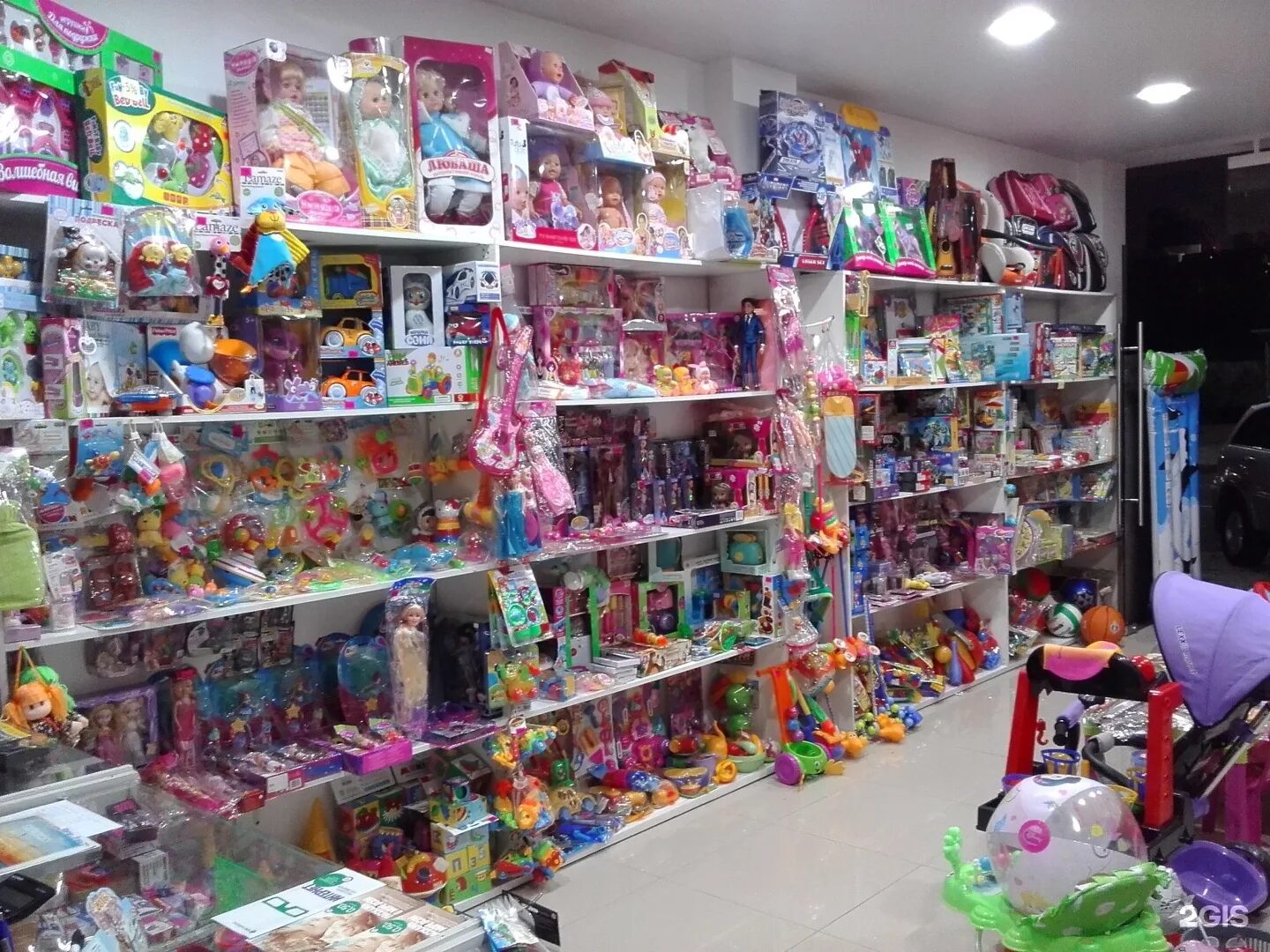 Сайт где игрушки. Магазин игрушек. Магазин игрушек для детей. Детский отдел игрушек. Игрушки из магазина.