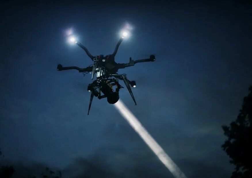 Как выглядит беспилотник в небе с земли. Фонарь maxa beam. беспилотник ночью в небе. квадрокоптер ночью. вертолет с прожектором.