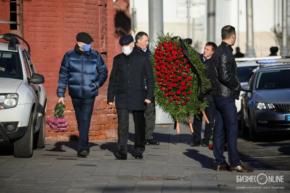 Прощание со знаменитостями. Прощание со знаменитостями фото. Пугачева и Галкин на похоронах Жванецкого. Прощание звезд