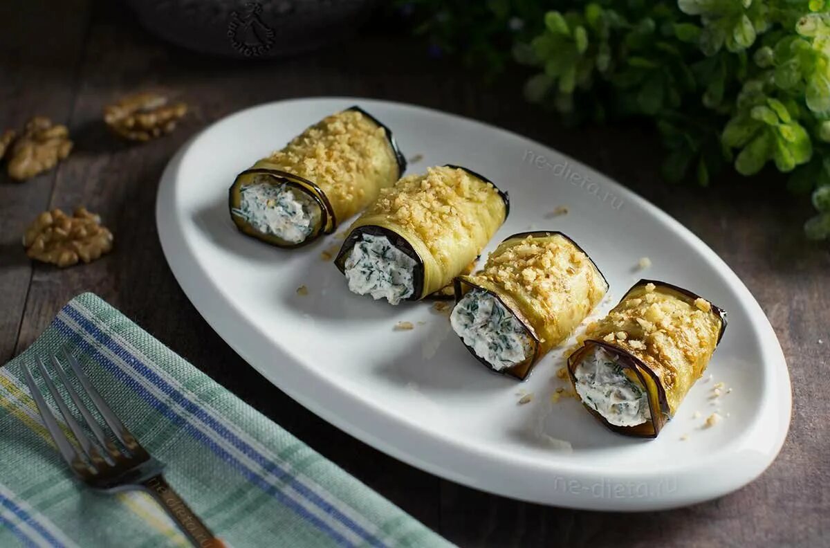 Рулет из баклажанов с сыром и чесноком. Фаршированные баклажановые рулетики. баклажанные рулетики с творожным сыром. баклажаны рулетики с творожным сыром. рулетики баклажановые с грецким орехом и сыром.