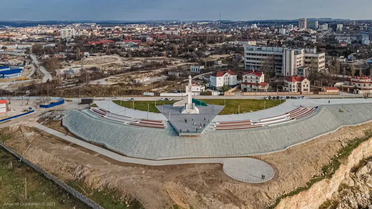 Красноярск севастополь время сейчас. Парк примирения Севастополь. Памятник единению в Севастополе. Памятник перемирия Севастополь. Новый памятник в Севастополе.