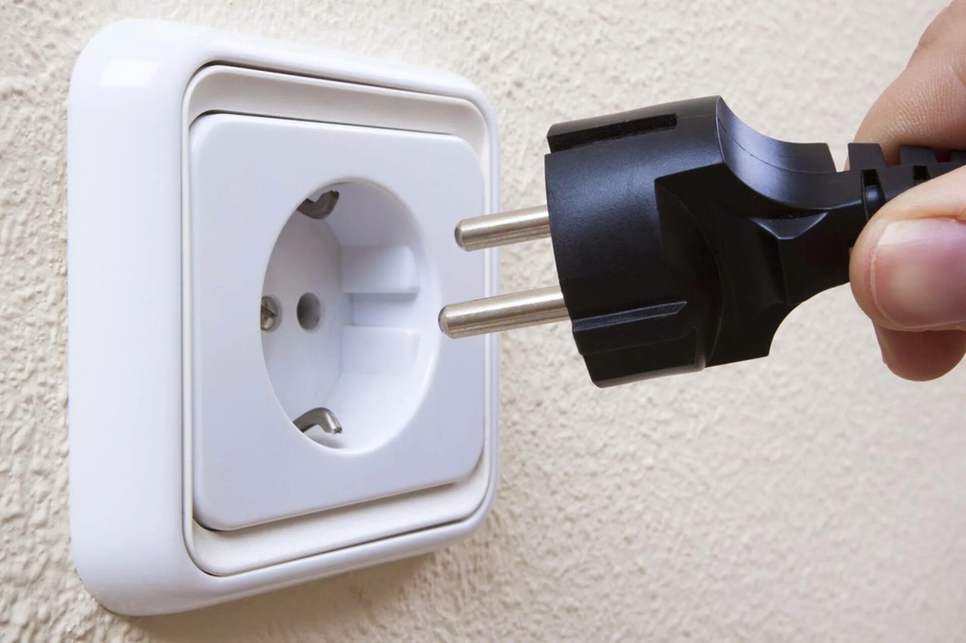 Висящая розетка. Eye4 wifi socket. Болтается розетка в стене. Электрические розетки для кафеля на кухне. Висящая розетка.