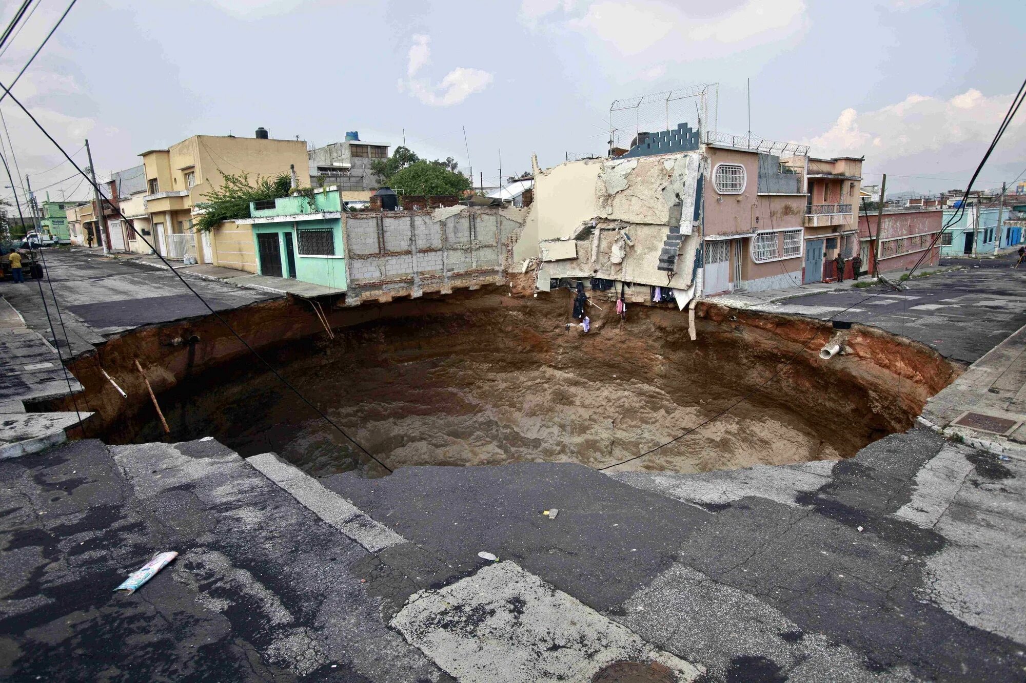 City hole. City hole. Карстовая воронка, гватемала (2010). City hole. Карстовая воронка, гватемала (2010).