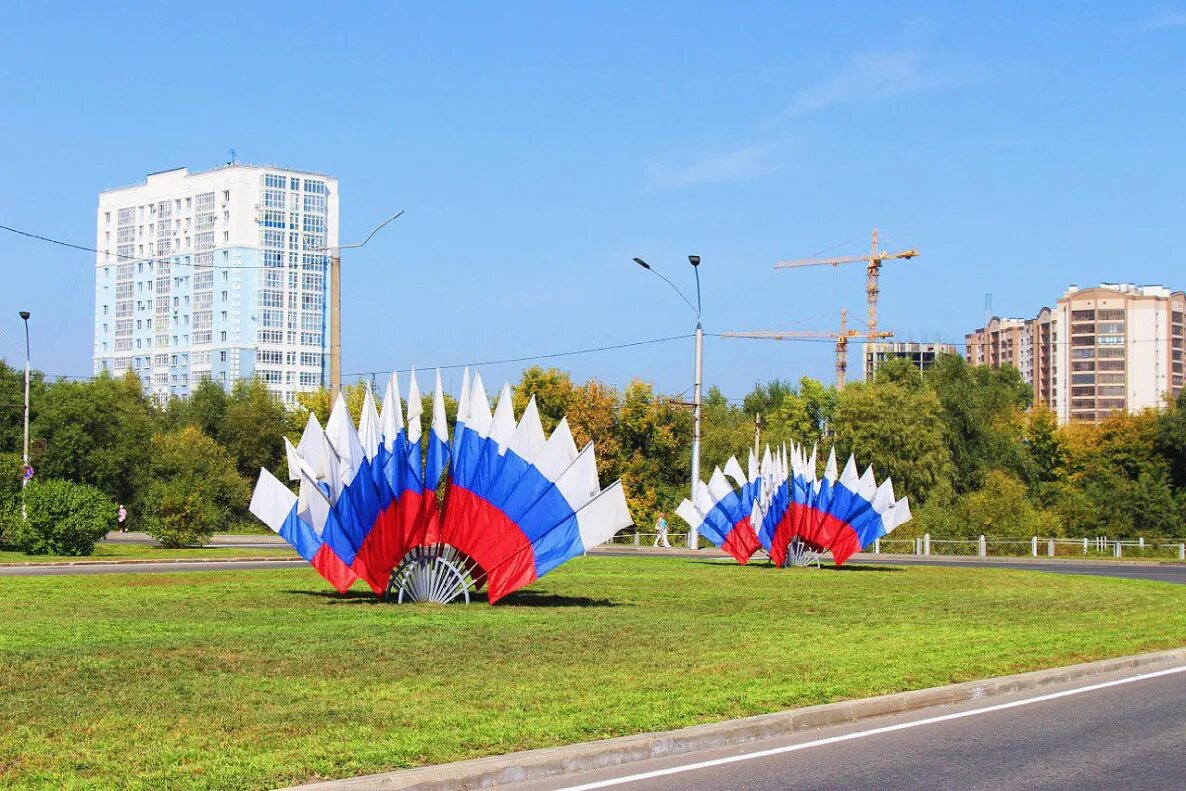 Флаг россии для улицы. День города украшения. Украшение города к празднику. Украшение улиц ко Дню города. Украшение на день поселка.