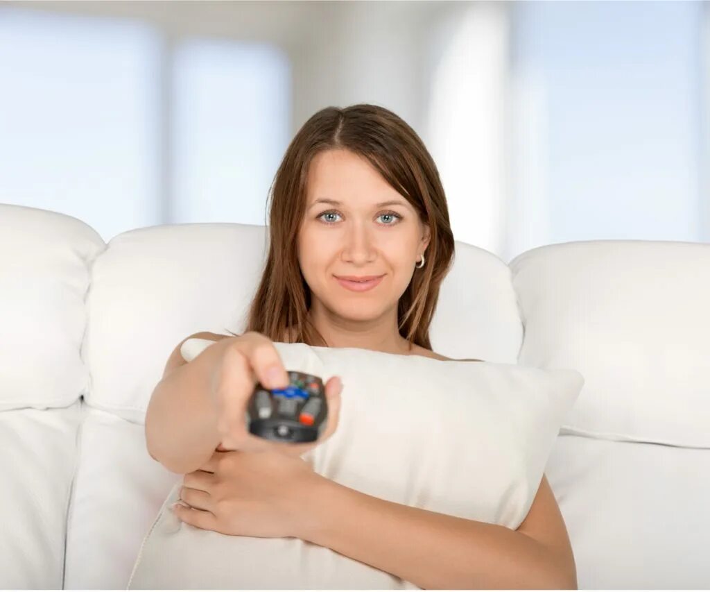 Пульт в женской руке. Девушка с пультом в руке. Красивая девушка в наушниках. Девушка диджей. Рука с пультом.