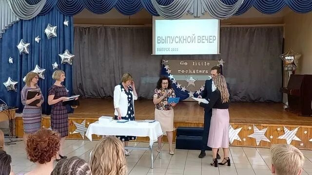Вручение аттестатов 2025 дата. Вручение аттестатов. выпускной 11 класс 2025 вручение аттестатов. вручение аттестатов о среднем общем образовании. вручение аттестатов 9 класс 2025.