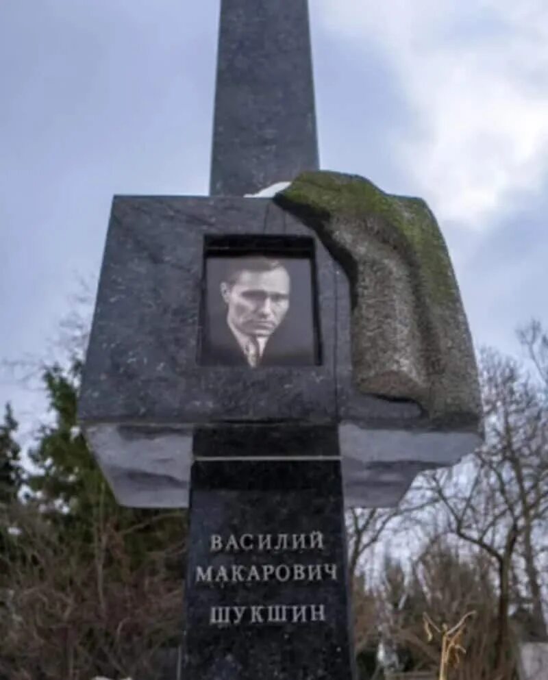 Могила шукшина на новодевичьем кладбище. Могила василия шукшина. Новодевичье кладбище шукшин. Могила шукшина на новодевичьем кладбище. Могила василия шукшина.