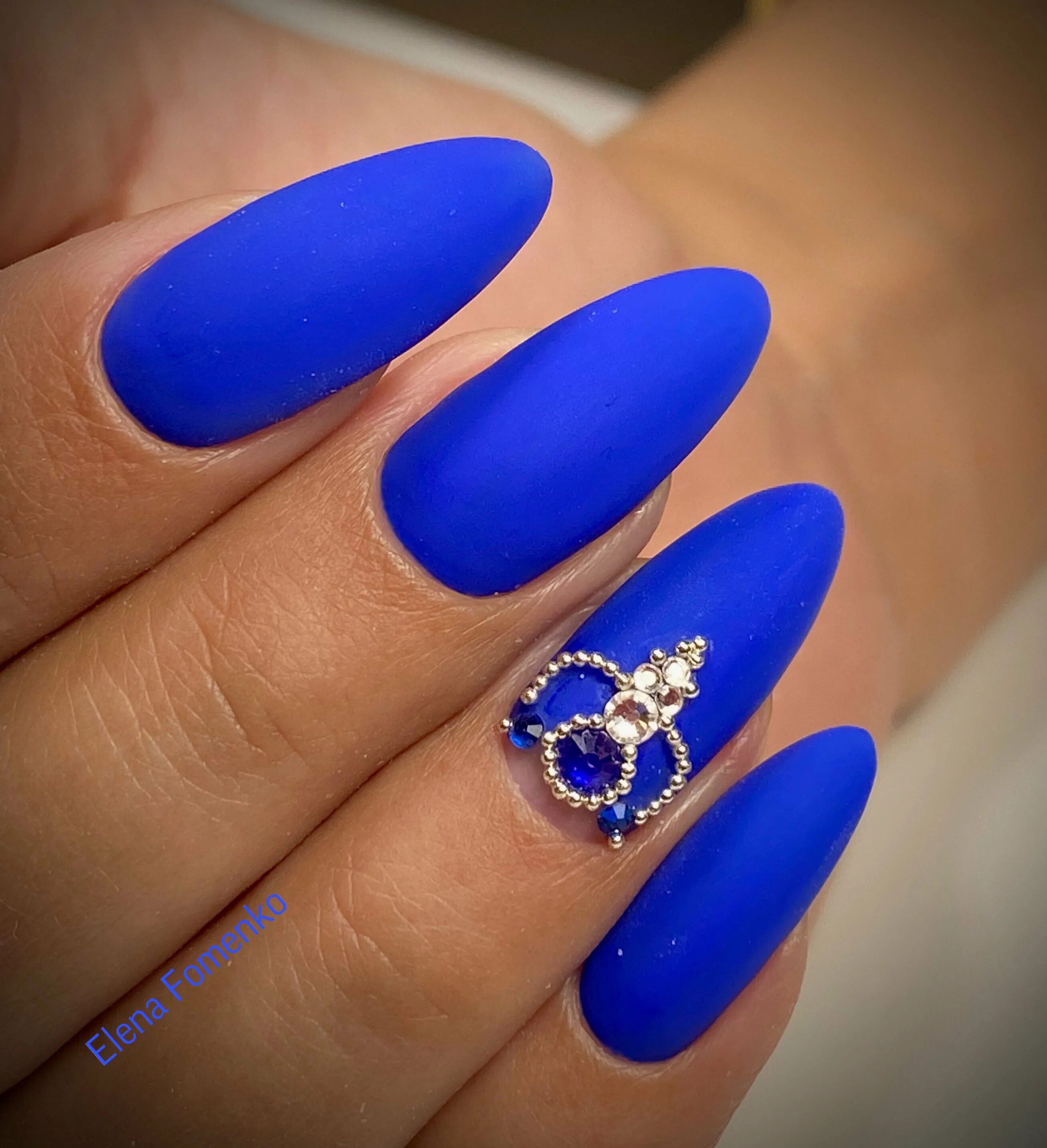 Синие ногти миндаль. Синие матовые ногти. Яркие синие ногти. Синий маникюр со стразами. Красивые синие ногти.