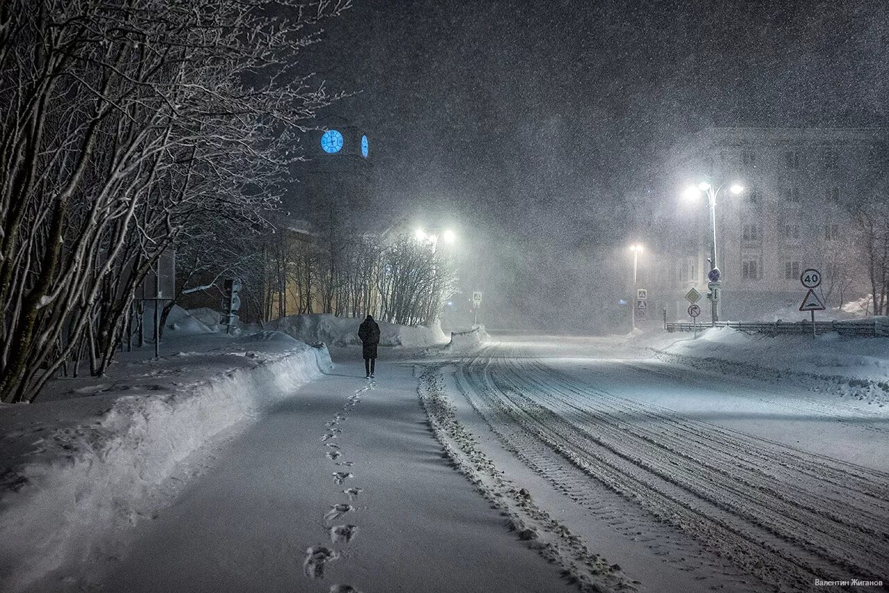 Люди зимой. Вьюга в городе. Вьюга в городе. Метель город ночь. Сильная метель.