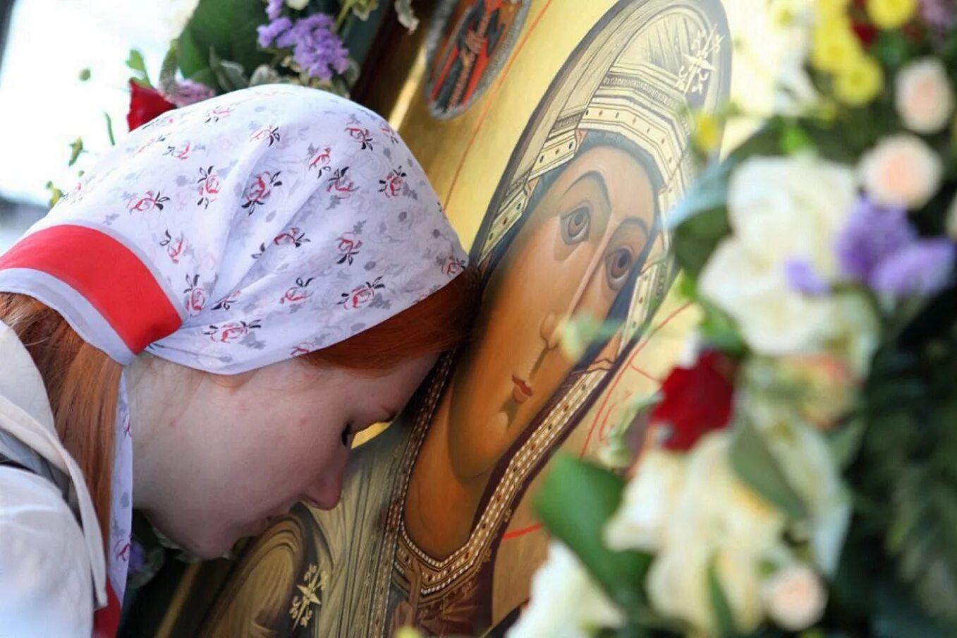 Заходя в церковь плачу. Женщина молится. Приложиться к иконе. Плачет в храме. Заходя в церковь плачу.