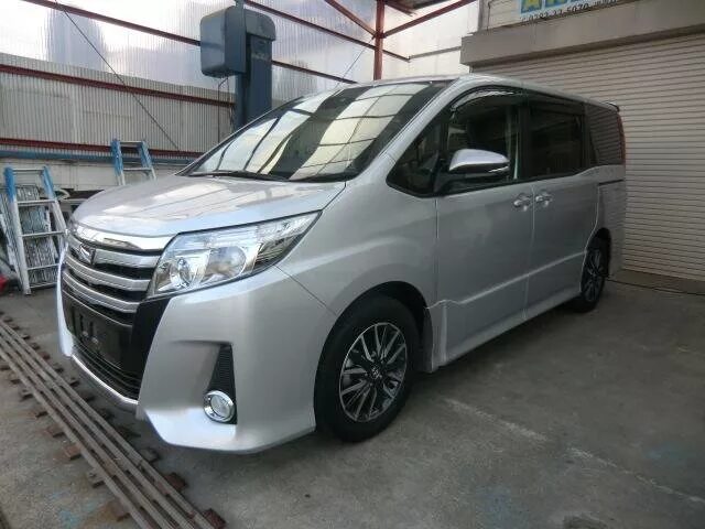 Купить ноах во владивостоке. Toyota Noah 2015. Toyota Noah r80. 2015 Toyota Noah r80. Тойота Ной 2015.