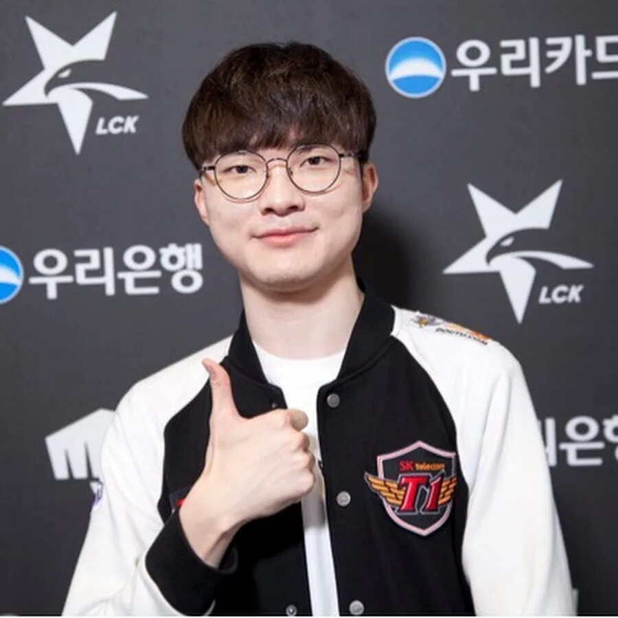Faker js. Faker. фейкер лига легенд. faker 2013. faker age.