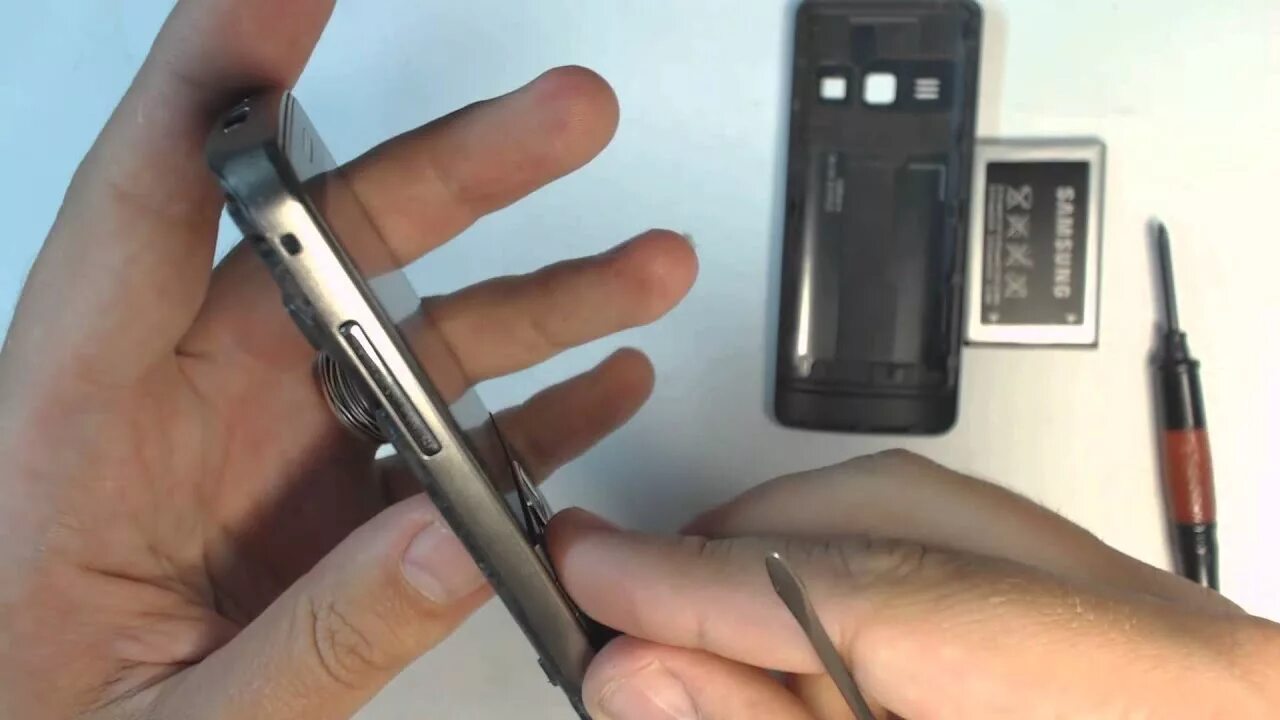 Как открыть заднюю крышку. Samsung gt s5610. samsung gt-s5610 оригинал. открывающий телефон самсунг. как открыть корпус телефона.
