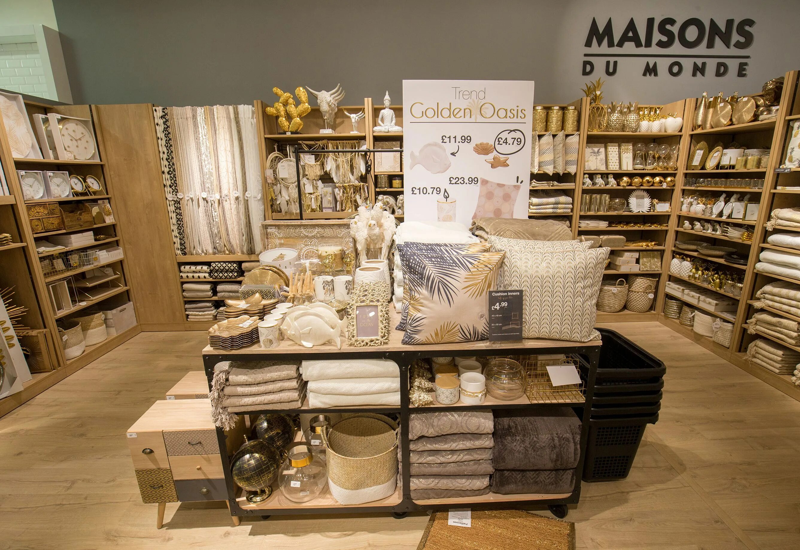 Мейсон город. Ривьера мейсон интерьер. Maison du. Maison du. Магазин maison.
