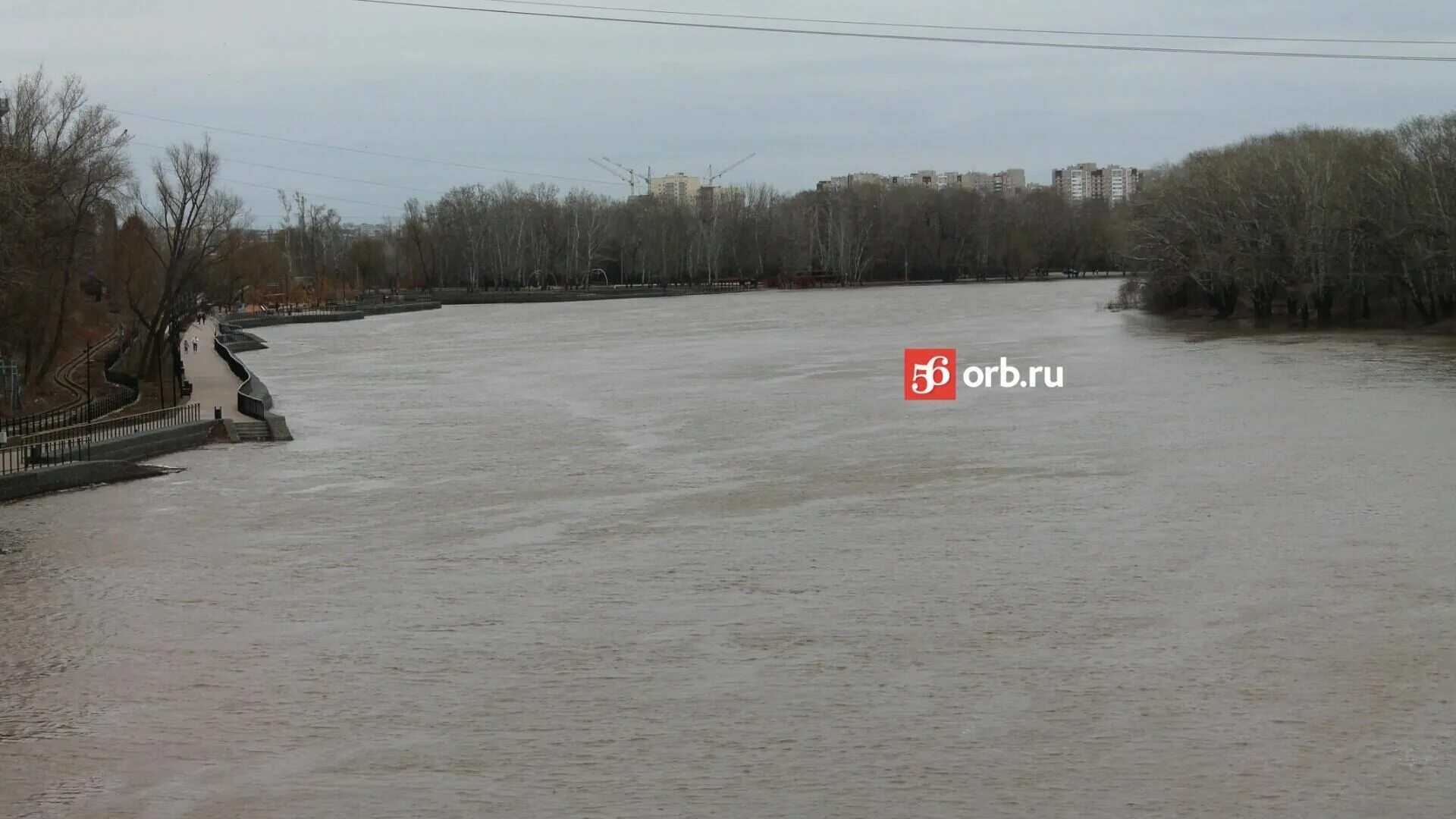 Уровень воды в урале 10. Река. Река Урал паводок. Половодье на реке Урал. Паводок фото.