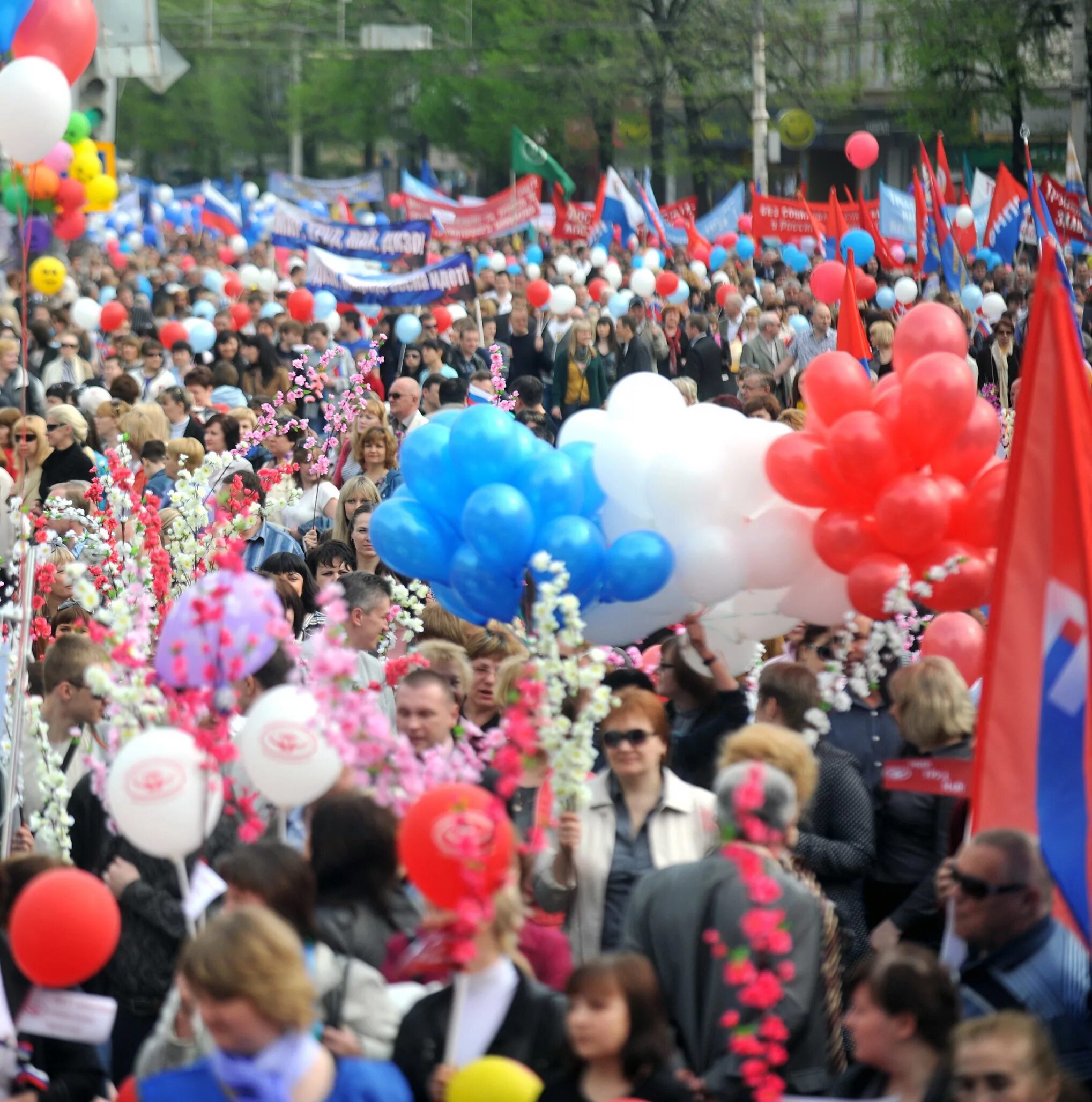 Украшение колонны на 1 мая. Первомайская демонстрация. Шары на демонстрацию. Украсить колонну на Первомай. Кто рождается 1 мая