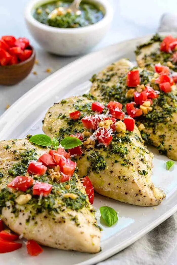 Чикен песто. Пенне с песто и курицей. Сэндвич с курицей и песто. Куриное филе с песто. Бутерброды с песто.