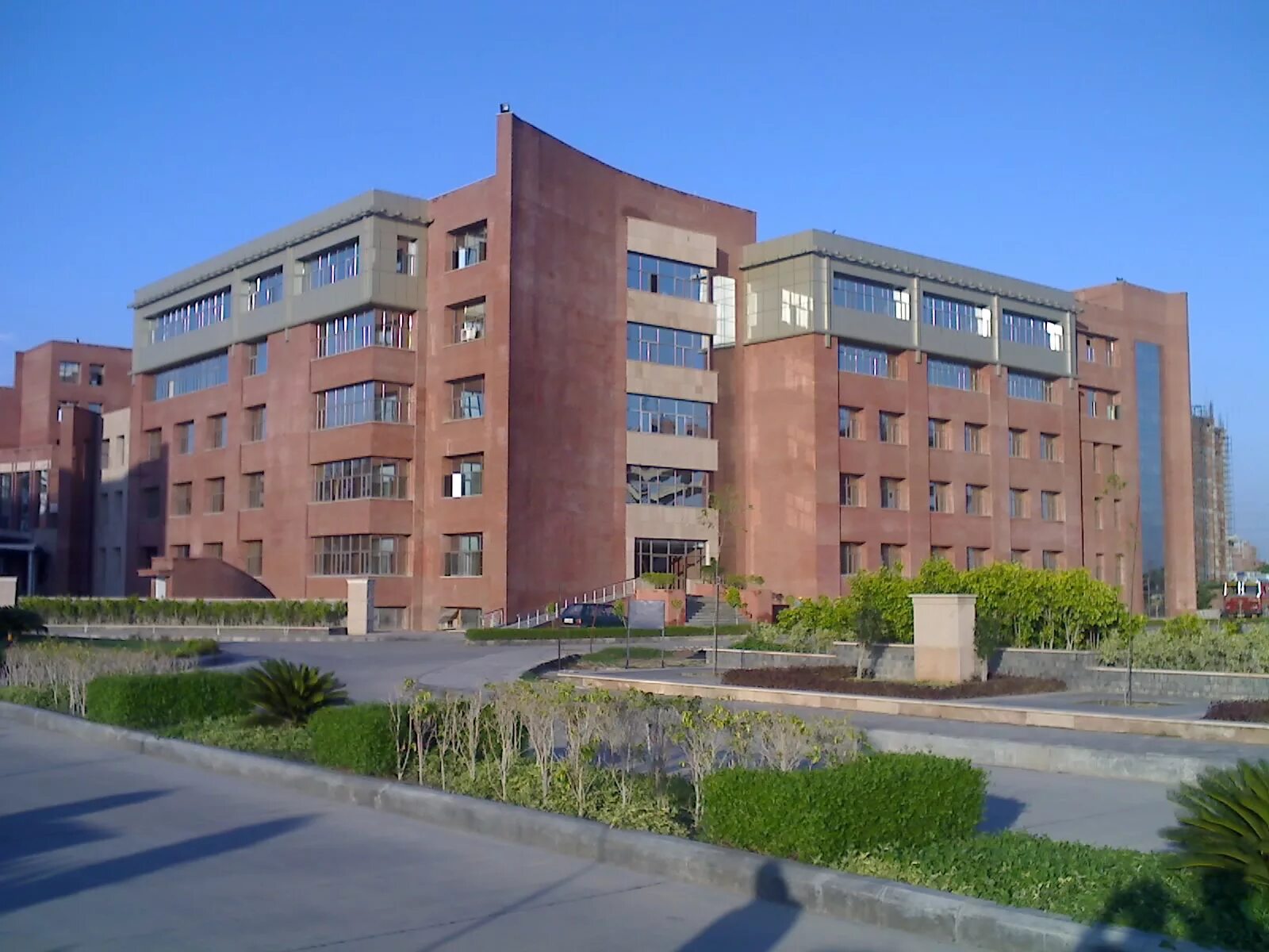 Amity university. Амити университет в ташкенте. amity university in noida. амити университет дубаи.