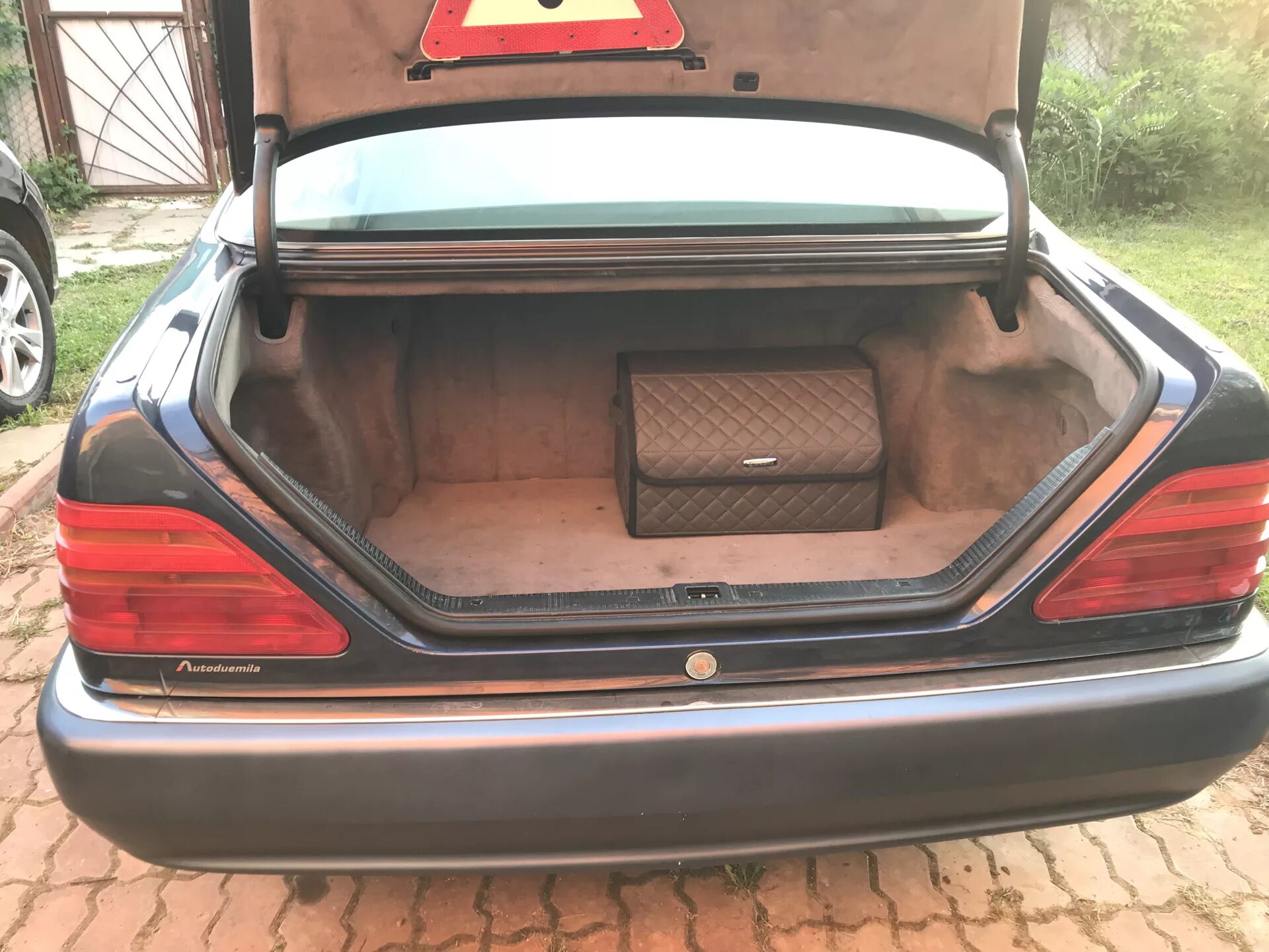 Багажник мерседес 140. Мерседес 124 седан багажник. Mercedes w124 багажник. Багажник 124. Mercedes w124 багажник.