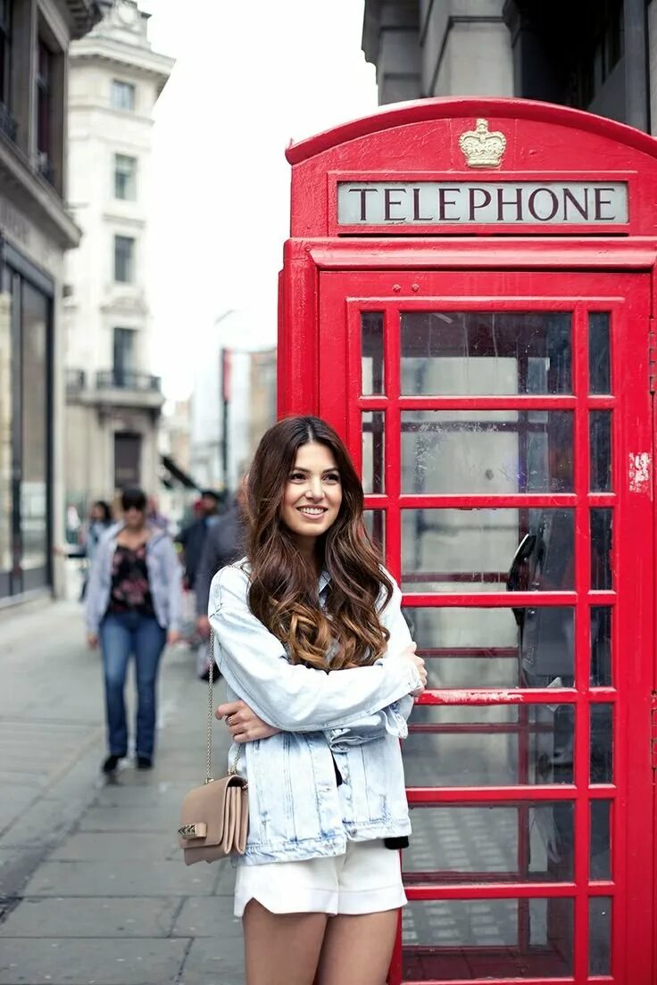 She is in london. Негин Мирсалехи. Красивые девушки Лондона. Девушка на улице Лондона. Стиль Лондона в одежде.